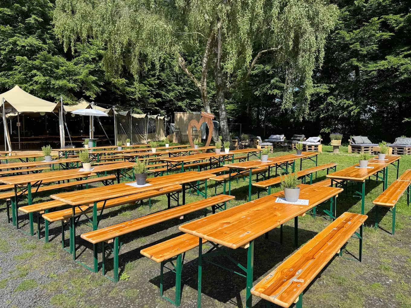 Biergarten Thomas am Holländer See in Geldern mit Biertischen unter Bäumen