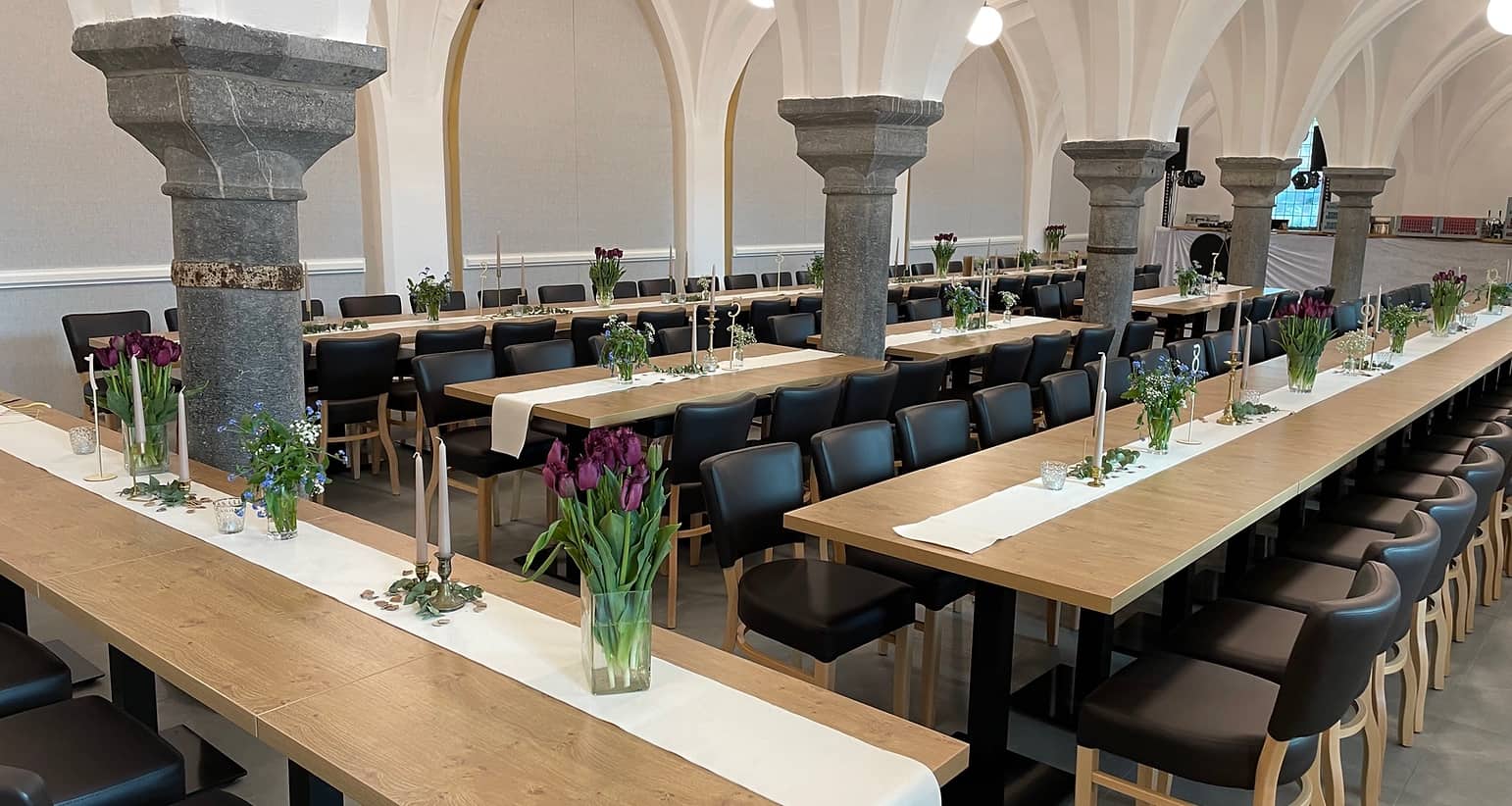 Lange eingedeckte Tafeln im Thomas Refektorium Geldern
