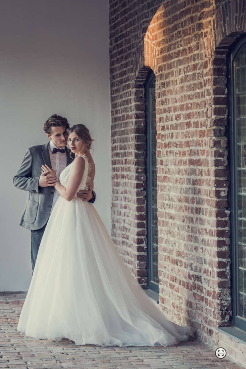 Hochzeitspaar im Thomas Refektorium Geldern vor Ziegelwand