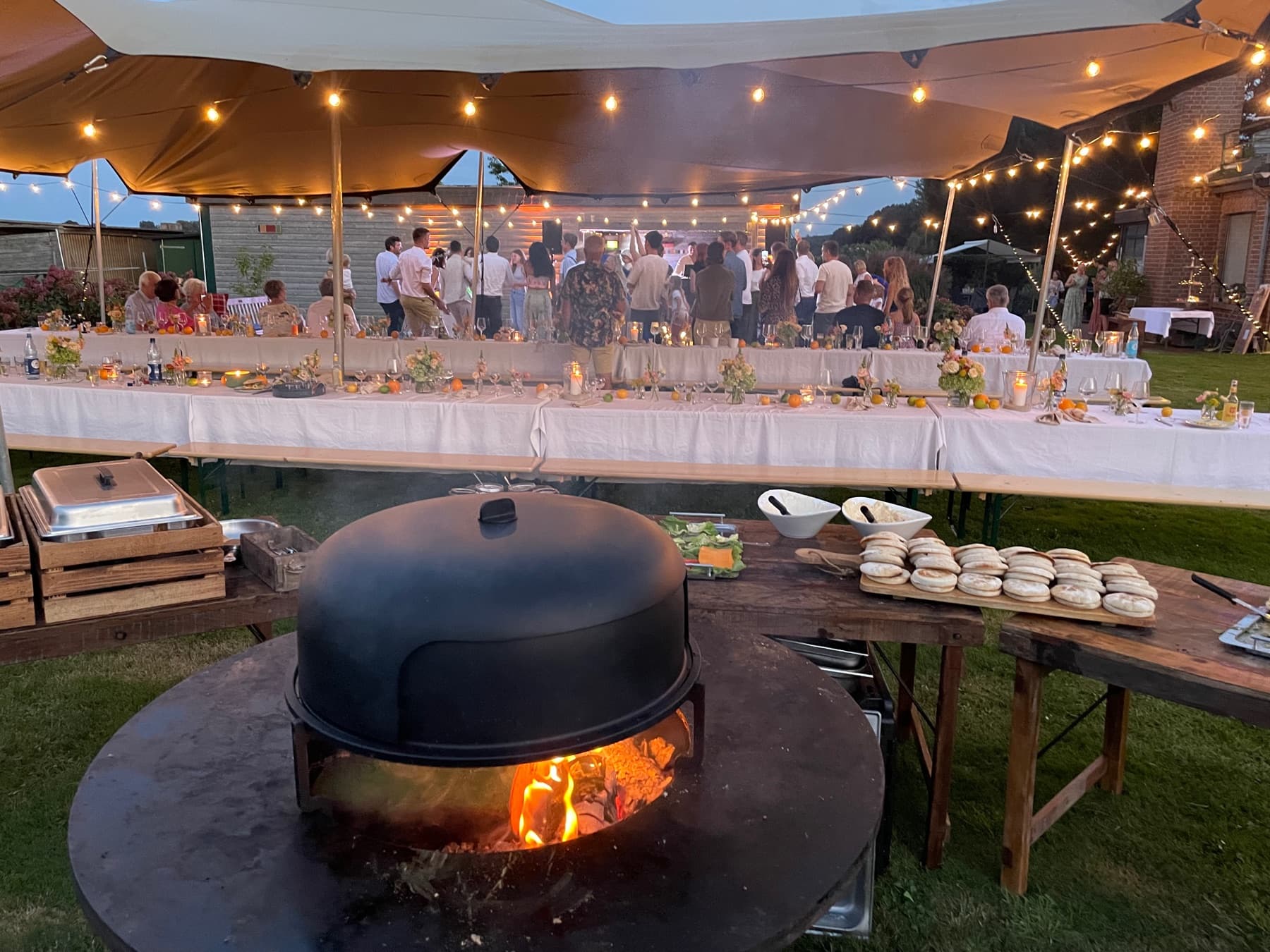 Gedeckte Sommerabend-Tafel bei Restaurant Thomas in Geldern