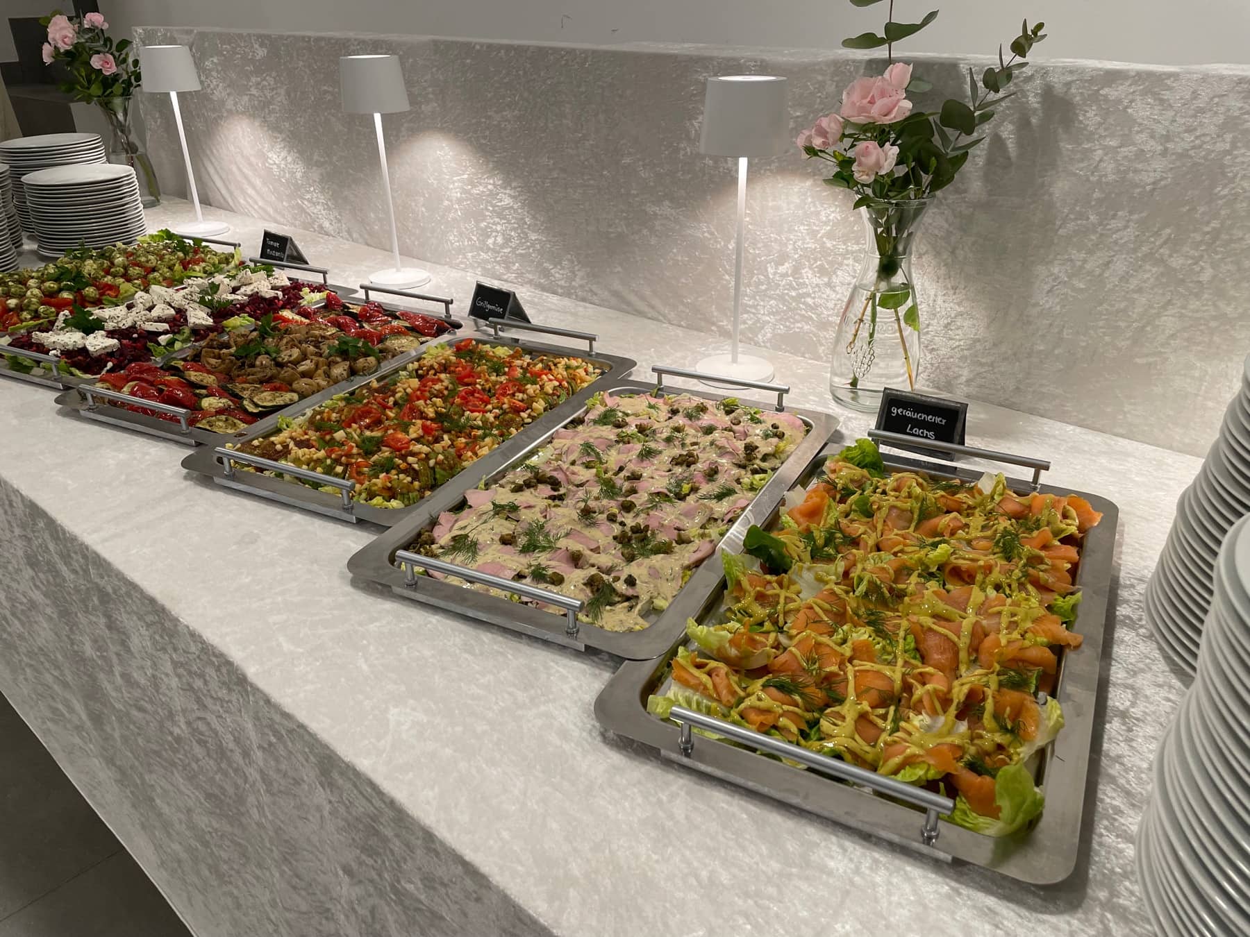 Speisen und gedeckte Tafel für ein Menü im Restaurant Thomas